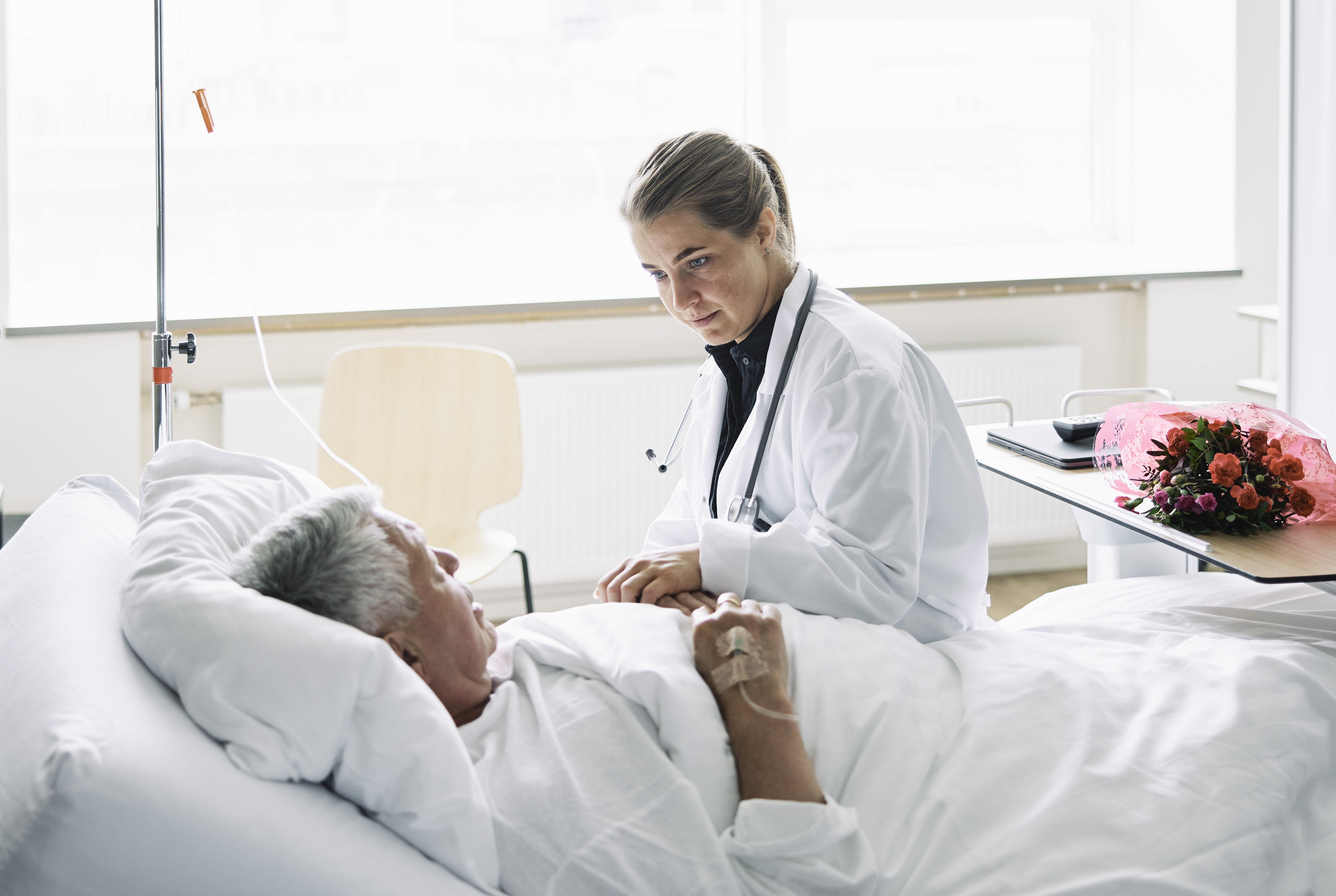 Doctor visiting patient in hospital