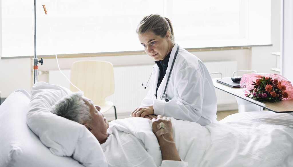 Doctor visiting patient in hospital