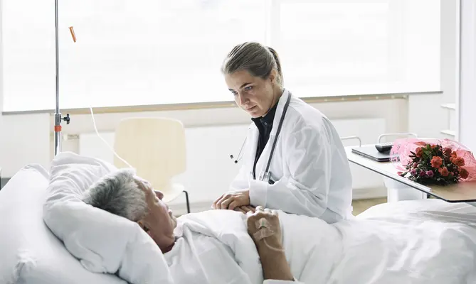 Doctor visiting patient in hospital